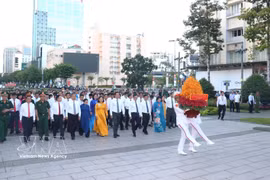 Las autoridades de Ciudad Ho Chi Minh ofrecen flores en el Parque del Monumento dedicadol al Presidente Ho Chi Minh en la calle peatonal Nguyen Hue, en el distrito de Saigón. (Fuente: VNA)