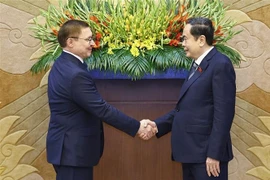 El presidente de la Asamblea Nacional de Vietnam, Tran Thanh Man, recibe al primer vicepresidente del Consejo de la Federación y secretario del Consejo General del Partido Rusia Unida, Vladimir Yakushev. (Fuente: VNA)