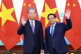 El primer ministro de Vietnam, Pham Minh Chinh, y el miembro del Comité Permanente del Buró Político y presidente del Comité Permanente de la Asamblea Popular Nacional de China, Zhao Leji. (Fuente: VNA)