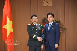 El general Phan Van Giang, miembro del Buró Político, viceprimer ministro y titular de Defensa vietnamita, (izquierda) y el ministro japonés de Defensa, Shinjiro Koizumi. (Fuente: VNA)