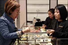 Compra y venta de oro en la tienda Phu Quy. (Foto: VNA)