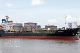 Importación de productos petrolíferos en el puerto de Hai Phong. (Foto: VNA)