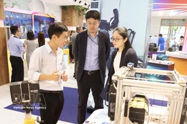 Empresas vietnamitas presentan productos a sus socios en la Semana de Conexión Comercial y Exhibición de Productos de 2025 para las Industrias de Tecnología Mecánica, Eléctrica y Digital (Foto: VNA).