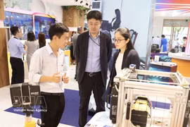 Empresas vietnamitas presentan productos a sus socios en la Semana de Conexión Comercial y Exhibición de Productos de 2025 para las Industrias de Tecnología Mecánica, Eléctrica y Digital (Foto: VNA).