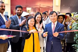 En la inauguración de la tienda de Three O'Clock en AIPL Joy Central. (Foto: tuoitre.vn)