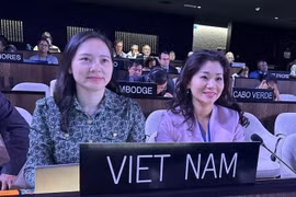 La embajadora Nguyen Thi Van Anh, jefa de la delegación permanente de Vietnam ante la UNESCO, y Nguyen Phuong Hoa, directora del Departamento de Cooperación Internacional del Ministerio de Cultura, Deportes y Turismo, en el evento. (Fuente: VNA)