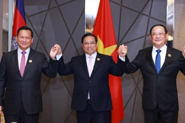 El primer ministro de Vietnam, Pham Minh Chinh, y sus homólogos de Camboya, Samdech Thipadei Hun Manet, y de Laos, Sonexay Siphandone, en Kuala Lumpur, Malasia. (Fuente: VNA)