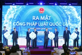 El presidente de la Asamblea Nacional de Vietnam, Tran Thanh Man, y delegados en el acto de presentación del Portal Nacional de Leyes (phapluat.gov.vn). (Fuente: VNA)