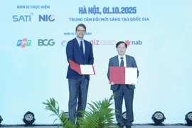Durante el acto de firma del proyecto CASE. (Fuente: baochinhphu.vn)