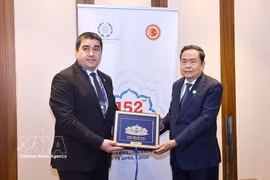 El presidente de la Asamblea Nacional de Vietnam, Tran Thanh Man, se reúne con su homólogo de Georgia, Shalva Papuashvili. (Fuente: VNA)