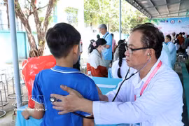 Médicos realizan exámenes de salud a niños en la comuna de Tru Van Tho, Ciudad Ho Chi Minh. (Fuente: VNA)