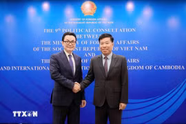 El viceministro de Relaciones Exteriores de Vietnam, Nguyen Manh Cuong, y el secretario de Estado del Ministerio de Asuntos Exteriores y Cooperación Internacional de Camboya, Ung Rachana. (Fuente: VNA)