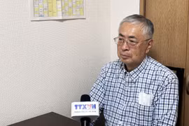 El profesor Kurihara Hirohide de la Universidad de Estudios Extranjeros de Tokio en la entrevista. (Fuente: VNA)