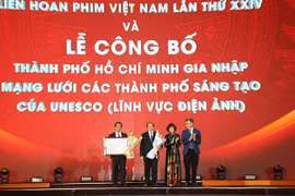 Ceremonia de entrega del certificado de adhesión de Ciudad Ho Chi Minh a la Red de Ciudades Creativas de la UNESCO (área cinematográfica). (Foto: VNA)