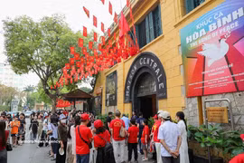 El sitio histórico de la prisión de Hoa Lo atrae a muchos residentes de Hanoi durante ló eventos festivos. (Foto: VNA)