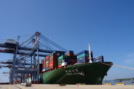 El Puerto Internacional de Cai Mep recibe un superportacontenedores. (Foto: VNA)