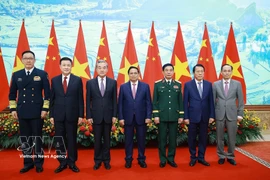 El primer ministro de Vietnam, Pham Minh Chinh, (cuarto a la derecha) recibe a los ministros chinos. (Fuente: VNA)