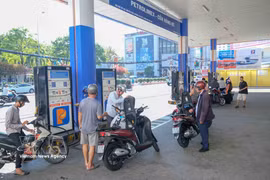 Personas compran gasolina y diésel en la gasolinera número 5 (barrio Ninh Kieu, ciudad de Can Tho). (Foto: VNA)