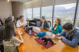 El embajador de Vietnam en México, Nguyen Van Hai, se reúne con el secretario de Economía y del Trabajo del estado de Chiapas, Luis Pedrero. (Fuente: VNA)