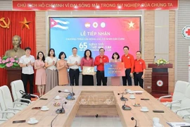 Representantes de la Agencia Vietnamita de Noticias entregan su asistencia financiera a la Cruz Roja de Vietnam. (Fuente: VNA)
