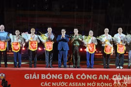 El primer ministro vietnamita, Pham Minh Chinh, entregó flores y banderas de recuerdo a los representantes de las delegaciones participantes. (Foto: nhandan.vn)