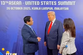 El primer ministro de Vietnam, Pham Minh Chinh, se reúne con el presidente estadounidense, Donald Trump en la 13 Cumbre ASEAN-Estados Unidos. (Fuente: VNA)