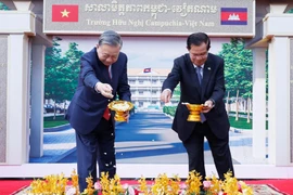 El secretario general del Partido Comunista de Vietnam, To Lam, y el presidente del Partido Popular de Camboya, Samdech Techo Hun Sen enla ceremonia de colocación de la primera piedra de la Escuela de la Amistad Camboya-Vietnam. (Foto: VNA)