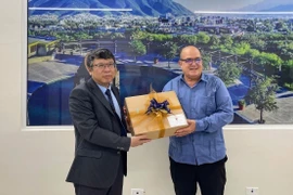Rubén Zardoya, Rector de la Universidad Emiliano Zapata, entrega un souvenir al Embajador de Vietnam en México, Nguyen Van Hai. (Fuente: VNA)
