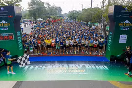El Maratón Internacional de Montaña Ba Den 2025 atrajo a más de 6.000 corredores de Vietnam y del extranjero. (Fuente: Internet)