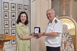 La embajadora de Vietnam en Bulgaria, Nguyen Thi Minh Nguyet, se tomó una foto de recuerdo con el contralmirante Kalin Kalinov, director de la Academia Naval Vaptsarov. (Foto: VNA)