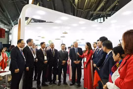 El viceprimer ministro permanente vietnamita, Nguyen Hoa Binh, visitó el pabellón del BEV. (Fuente: VNA)