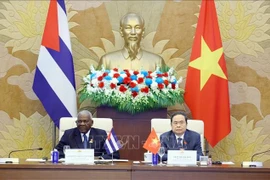 El presidente de la Asamblea Nacional (AN) de Vietnam, Tran Thanh Man, y el titular de la Asamblea Nacional del Poder Popular y del Consejo de Estado de Cuba, Esteban Lazo Hernández, copresidieron la segunda reunión del Comité de Cooperación Interparlamentaria entre los dos países. (Fuente: VNA)