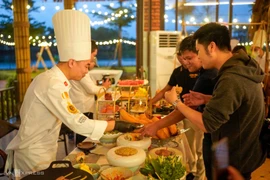 Los visitantes disfrutan de la cocina de Da Nang en el lanzamiento del recorrido gastronómico. (Foto: Vnexpress)