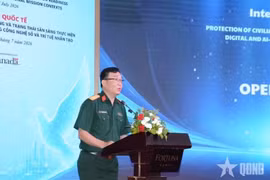 El coronel Nguyen Ba Hung, subdirector del Departamento de Operaciones de Mantenimiento de la Paz de Vietnam, interviene en el evento. (Foto: qdnd.vn)