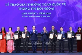 El primer ministro Pham Minh Chinh entrega el premio A a los autores galardonados. (Fuente: VNA)