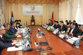 El encuentro entre representantes vietnamitas y de la provincia laosiana de Khammuon. (Fuente: VNA)