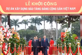 El secretario general del Partido Comunista de Vietnam, To Lam, el primer ministro Pham Minh Chinh y delegados en el evento. (Fuente: VNA)