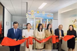 La viceministra de Relaciones Exteriores de Vietnam, Le Thi Thu Hang (tercera desde la izquierda), y delegados en la inauguración de la Librería vietnamita. (Fuente: VNA)