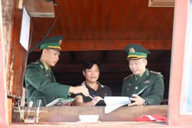 Pescadores de la provincia de Nghe An firman un compromiso de no participar en la pesca ilegal. (Foto: VNA)