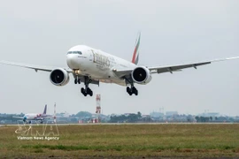 Un avión de Emirates Airlines, aerolínea de Emiratos Árabes Unidos en el Aeropuerto Internacional de Noi Bai. (Foto: VNA)