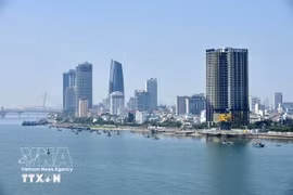 Numerosas empresas privadas invierten en los sectores de servicios e inmobiliario en Da Nang. (Foto: VNA)