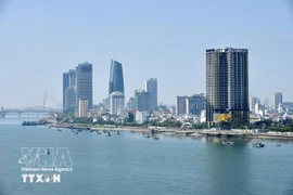 Numerosas empresas privadas invierten en los sectores de servicios e inmobiliario en Da Nang. (Foto: VNA)