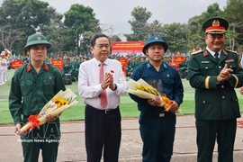 El presidente de la Asamblea Nacional de Vietnam, Tran Thanh Man, y los nuevos soldados. (Fuente: VNA)