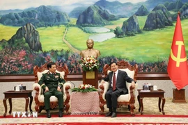 El secretario general del Partido Popular Revolucionario y presidente de Laos, Thongloun Sisoulith, recibe al ministro vietnamita de Defensa, general Phan Van Giang. (Fuente: VNA)