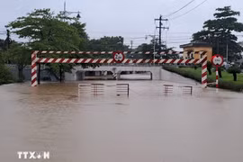 El puente Lon, calle DE Bui Thi Xuan, barrio DE Thuan Hoa, ciudad de Hue, se inundó profundamente en la mañana del 27 de octubre de 2025. (Fuente: VNA)