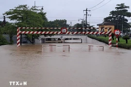El puente Lon, calle DE Bui Thi Xuan, barrio DE Thuan Hoa, ciudad de Hue, se inundó profundamente en la mañana del 27 de octubre de 2025. (Fuente: VNA)