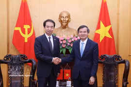 El director de la Academia Nacional de Política Ho Chi Minh, Doan Minh Huan, y el embajador de China en Vietnam, He Wei. (Fuente: VNA)