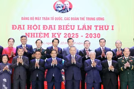 El secretario general del Partido Comunista de Vietnam (PCV), To Lam, y el primer ministro Pham Minh Chinh en el evento. (Fuente: VNA)