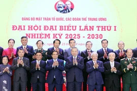 El secretario general del Partido Comunista de Vietnam (PCV), To Lam, y el primer ministro Pham Minh Chinh en el evento. (Fuente: VNA)