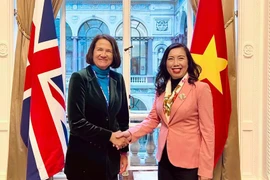 La subsecretaria parlamentaria de Estado en el Ministerio de Asuntos Exteriores, de la Commonwealth y de Desarrollo de Reino Unido, Catherine West, y la viceministra de Relaciones Exteriores de Vietnam, Le Thi Thu Hang. (Fuente: VNA)